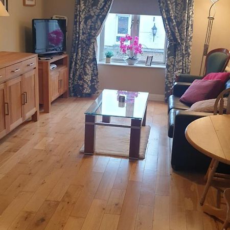Town Centre Apartment Трим Екстериор снимка